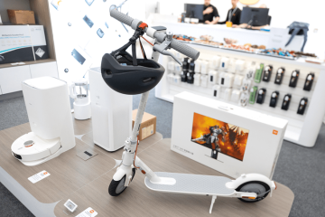 CEO of Xiaomi posted tweet with YalaTech Digital Price Labels